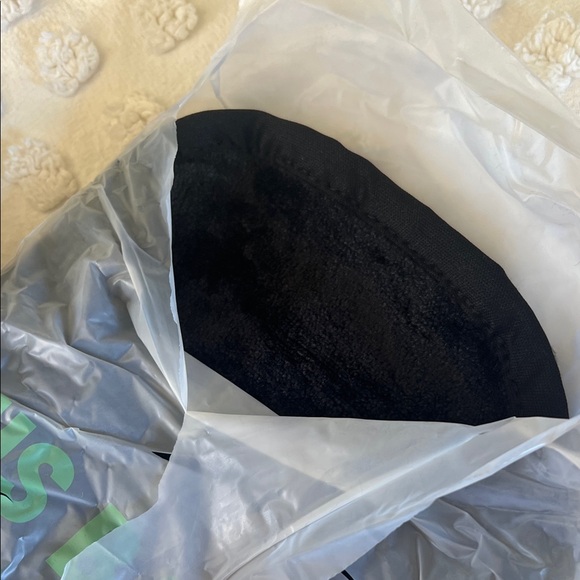 NWT Chic Black Makeup Eraser - Picture 7 of 7